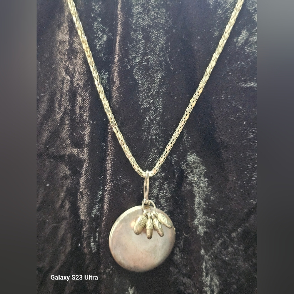 Lock-it Elegant Silver  Pendant Necklace. Stamped 925 Vintage 18inch length
